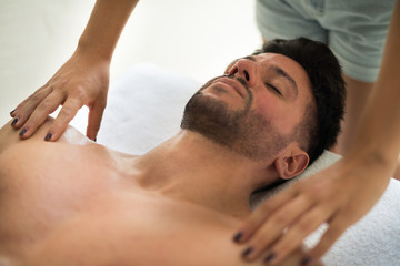 Obraz na płótnie Canvas Man having a massage in a wellness center