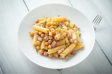 Pasta con ceci e pancetta