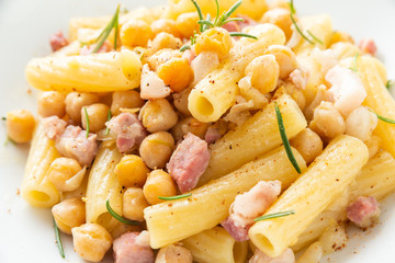 Pasta con ceci e pancetta
