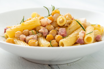 Pasta con ceci e pancetta