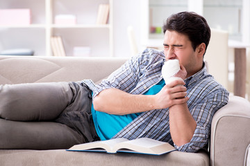 Naklejka premium Young student man with injury at home