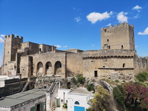 Grottaglie, - Kastell, Altstadt und Sehensw&uuml;rdigkeiten der zauberhaften Keramik Stadt in Apulien, Italien