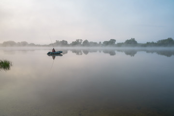 Obraz na płótnie Canvas Morning on a river with fog, fishing