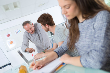 Obraz premium teacher explaining students in the classroom