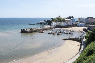 Fototapeta na wymiar Tenby - the seaport with strong sunlight (wales - uk) 