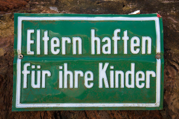 Fototapeta premium Baustellenschild Eltern haften für ihre Kinder