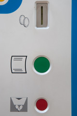 Details eines Parkscheinautomaten mit Münzschlitz und Knöpfen