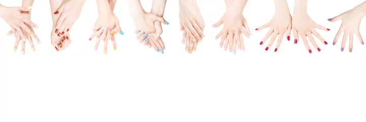 Foto op Plexiglas Manicure Handen met gekleurde nagellak op de rij