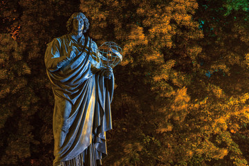 Toruń. Pomnik Mikołaja Kopernika. - obrazy, fototapety, plakaty