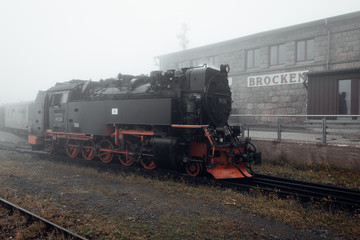 Fototapeta na wymiar Die Harzer Schmalspurbahn auf dem Bahnhof Brocken