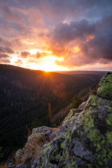 Dramatischer Sonnenuntergang in den Harzer Bergen