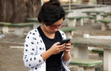 garota adolescente ao celular brasil 2018