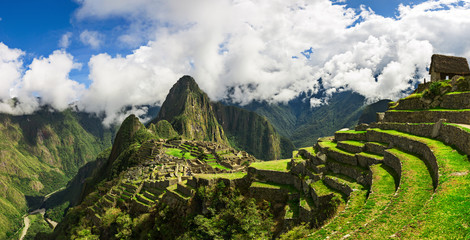 Schilderachtig panoramisch uitzicht op de terrassen van Machu Picchu.