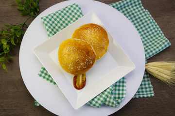 Pão. Brioche em uma mesa decorada