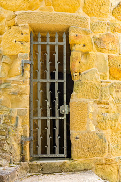 T&uuml;r mit Gitter 