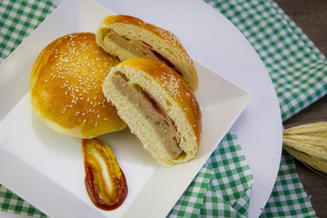 Hambúrguer. sanduíche pão recheado com carne presunto e queijo em uma mesa decorada