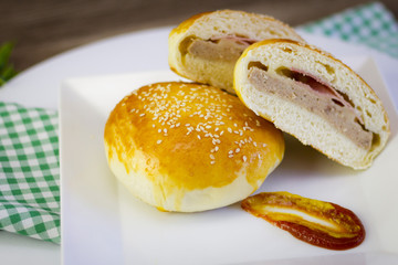 Hambúrguer. sanduíche pão recheado com carne presunto e queijo em uma mesa decorada