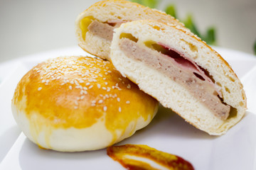 Hambúrguer. sanduíche pão recheado com carne presunto e queijo em uma mesa decorada