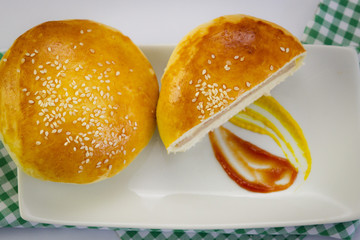 Hambúrguer. sanduíche pão recheado com carne presunto e queijo em uma mesa decorada