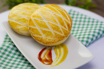 Lanche. Empadas salgado tipico brasileiro servido em uma mesa decorada. 