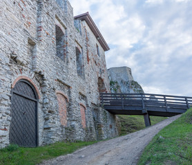 Rabsztyn zamek widok od strony fosy © Mariusz Sowula