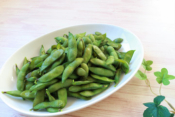 茹でたての新鮮な枝豆