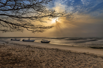 Uitzicht op een prachtig verlaten strand op het eiland Orango bij zonsondergang, in Guinee-Bissau. Orango maakt deel uit van de Bijagos-archipel  Concept voor reizen in Afrika en zomervakanties