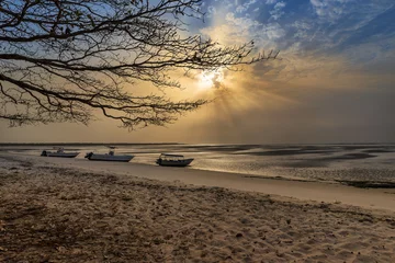 Photo sur Plexiglas Plage tropicale Vue sur une belle plage déserte de l& 39 île d& 39 Orango au coucher du soleil, en Guinée Bissau. Orango fait partie de l& 39 archipel des Bijagos   Concept pour voyager en Afrique et vacances d& 39 été