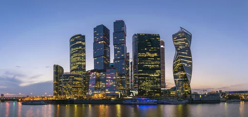 Foto op Plexiglas De skyline van de zonsondergangstad van Moskou in het zakencentrum en de rivier de Moskou, Moskou, Rusland © Noppasinw