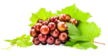 Obraz premium bunch of fresh grapes with leaves and water drops isolated on white with clipping path