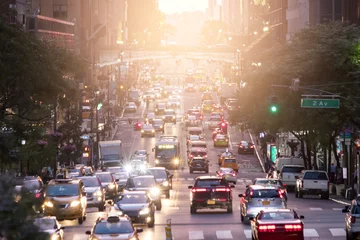  Crosstown-verkeer op 42nd Street in Midtown Manhattan New York City met zonlicht op de achtergrond © deberarr