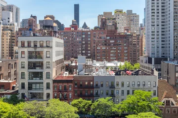 Foto op Plexiglas New York City - Bovenaanzicht van historische gebouwen langs 59th Street met de skyline van Midtown Manhattan op de achtergrond © deberarr