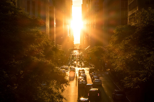 Fototapeta Zmierzch między budynkami przy 42nd ulicą w Manhattan Miasto Nowy Jork