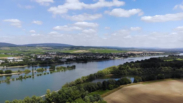 Deutschland, Rheinland-Pfalz. Heidesheim am Rhein , Rhein. Blick &uuml;ber Heidesheim auf den Rhein
