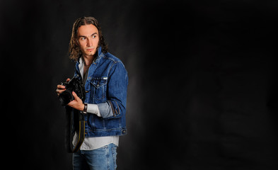 Man with braun curly long hair