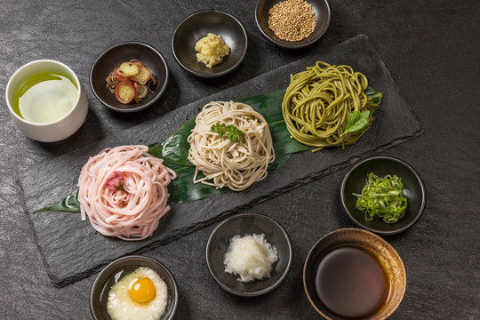 典型的な日本そば　Japanese noodles(soba buckwheat noodle)