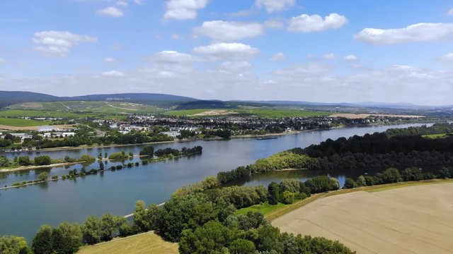Deutschland, Rheinland-Pfalz. Heidesheim am Rhein , Rhein. Blick &uuml;ber Heidesheim auf den Rhein