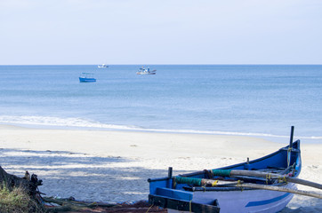 Obraz premium Beautiful landscape the boat against the background of the Arabian blue Sea in Goa India 