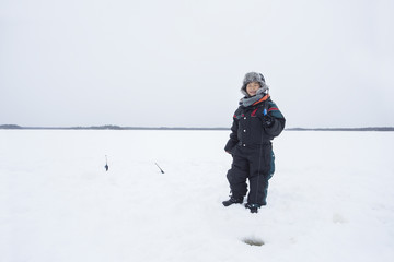 氷上釣り　子供　雪景色