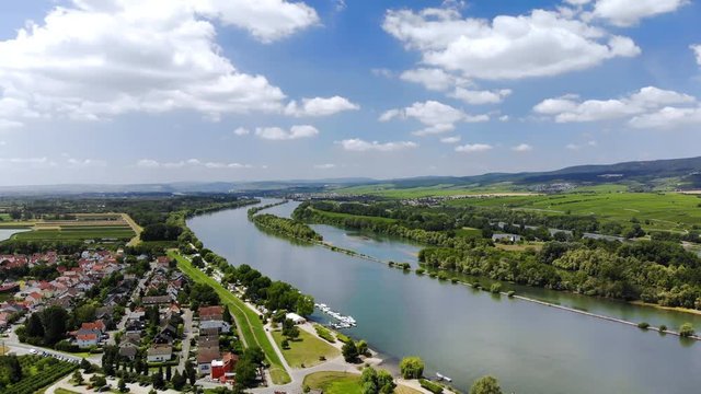 Deutschland, Rheinland-Pfalz. Heidesheim am Rhein , Rhein. Blick &uuml;ber Heidesheim auf den Rhein