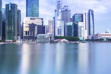 Naklejka premium Singapurski wieżowiec z nowoczesnym budynkiem wokół zatoki Marina