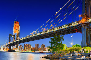 Fototapeta na wymiar New York night view of the Lower Manhattan and the Manhattan Bridge across the East River.