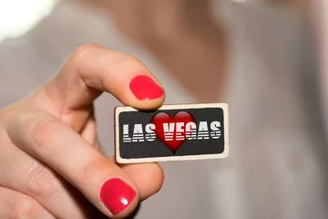 Foto op Plexiglas Een vrouw en een teken dat ik van Las Vegas hou © studio v-zwoelf