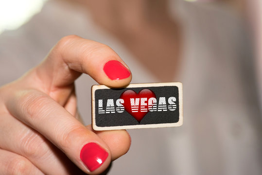 Eine Frau und ein Schild Ich liebe Las Vegas