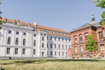 Obraz premium Hauptgebäude und Historischer Campus der Universität Greifswald