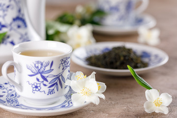 Refined forrhorn cup with a fragrant green tea with a taste of jasmine.