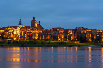 Obraz premium Widok Grudziądza o zmierzchu w Wiśle, Polska. Europa.