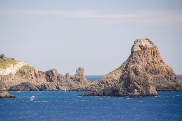 wind surf sui faraglioni si acitrezza