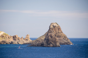 wind surf sui faraglioni si acitrezza