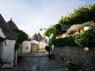 Panorama und Sehenswürdigkeiten von Alberobello, Italien, mit den typischen Trulli Häusern,...